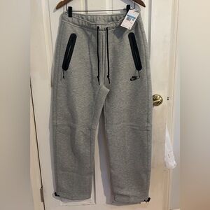 Nike straight leg regular length men’s sweatpants. Size: M *NEVER WORN*
